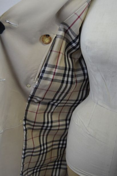BURBERRY LONDON

Trench en cuir beige avec...