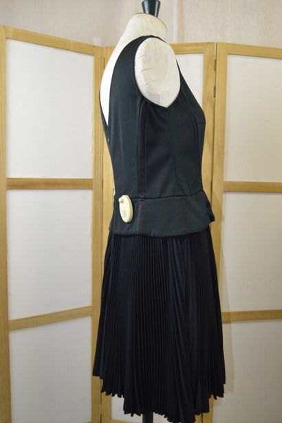 PRADA, Milano. 

Robe à basque sans manches,...