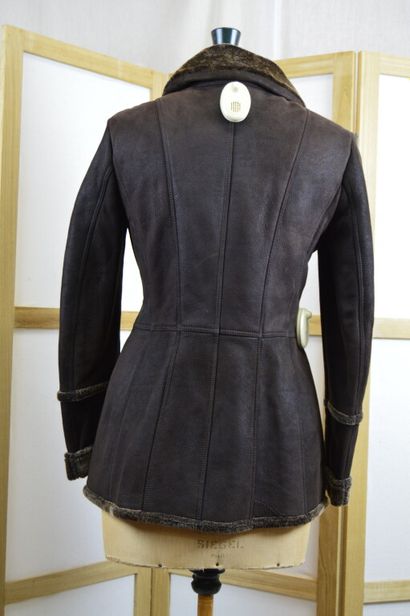 BURBERRY LONDON

Veste en peau lainée marron

Taille...