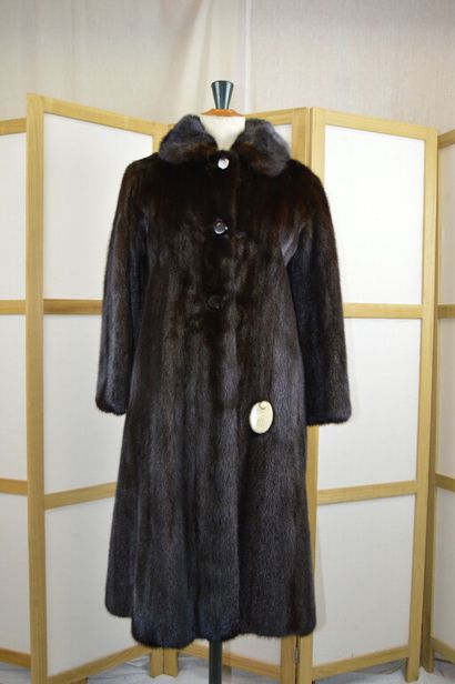 Manteau long en vison foncé. 

Taille 38