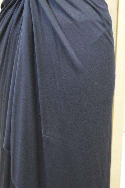 YVES SAINT LAURENT. 

Robe en jersey noir...