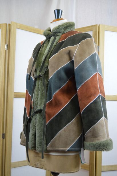 DIOR

Manteau court en peau lainé patchwork...