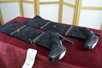 LOUIS VUITTON

Paire de cuissardes à talon...