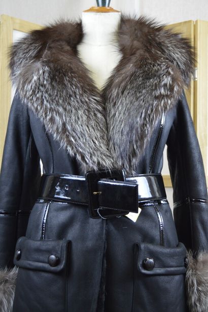BARBARA BUI

Manteau en peau lainé noir,...