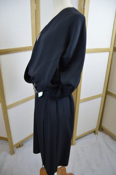VALENTINO

Numéro 39864. 

Robe à manches...