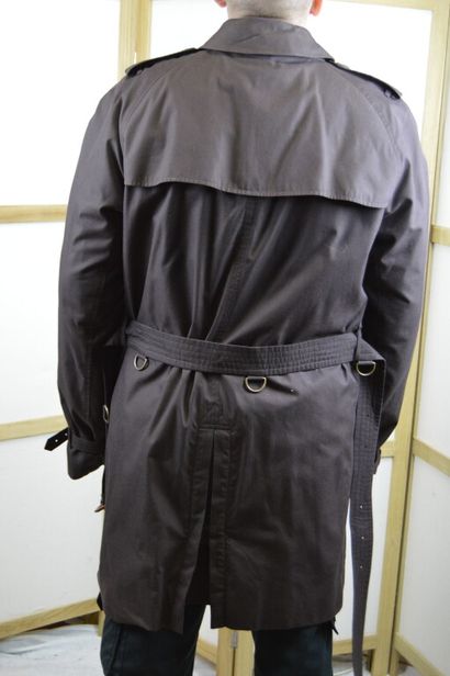 BURBERRY London

Trench chocolat 

Sans étiquette...