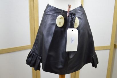 CHRISTIAN DIOR

Jupe en cuir noir à bords...