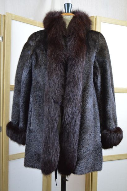 Manteau de fourrure en loutre et renard noir...