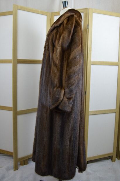 SAGA MINK

Manteau long en vison marron lunaraine....