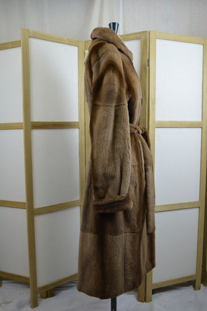ROGER GERKO, Paris 

Manteau long en vison...