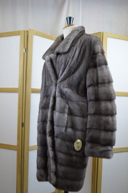 GEORGES RECH

Manteau ¾ en vison gris 

Taille...