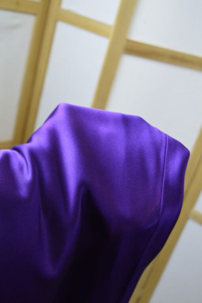 NINA RICCI. 

Robe nuisette à bretelles fines...