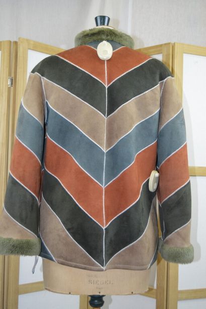 DIOR

Manteau court en peau lainé patchwork...