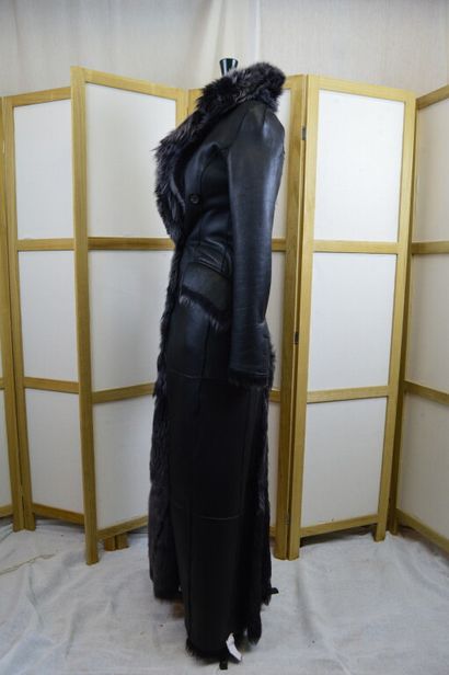 GUCCI

Manteau long en peau lainé noir. 

Taille...