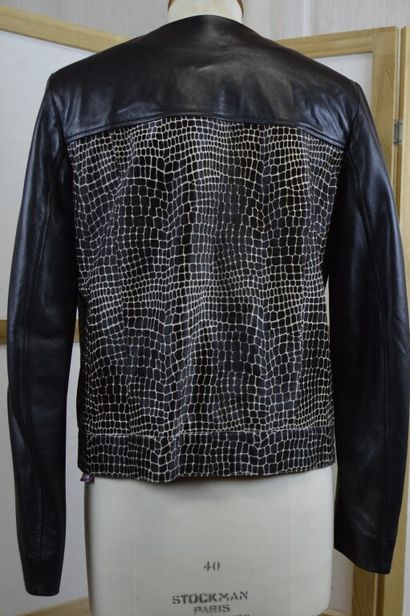 LONGCHAMP

Blouson court en cuir noir et...