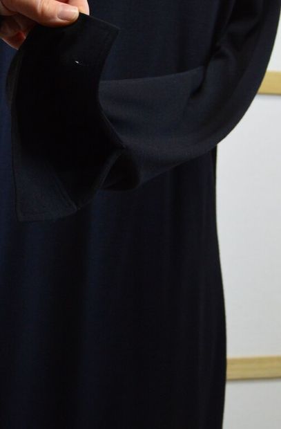 HERMES, Paris. 

Robe droite à manches longues...