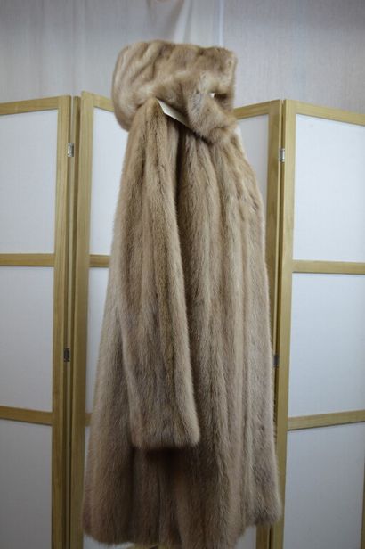 Manteau à capuche en fourrure en vison beige...
