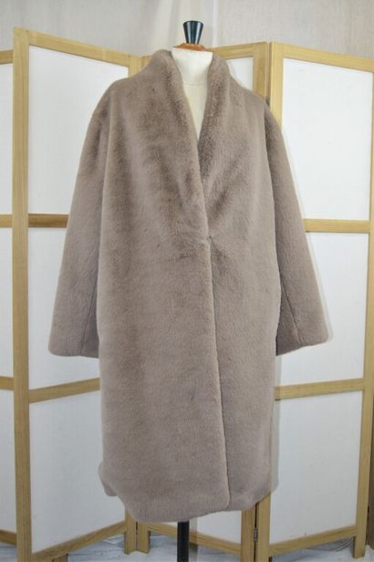 VANESSA BRUNO

Manteau en fausse fourrure...