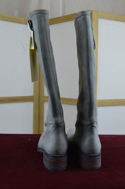 FREE LANCE 

Paire de bottes en cuir gris...