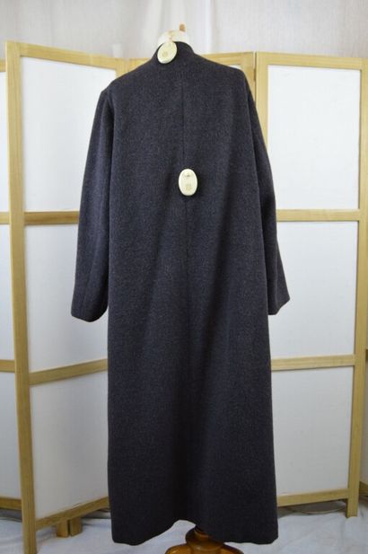 HERMES, Paris. 

Manteau châle long en lainage...