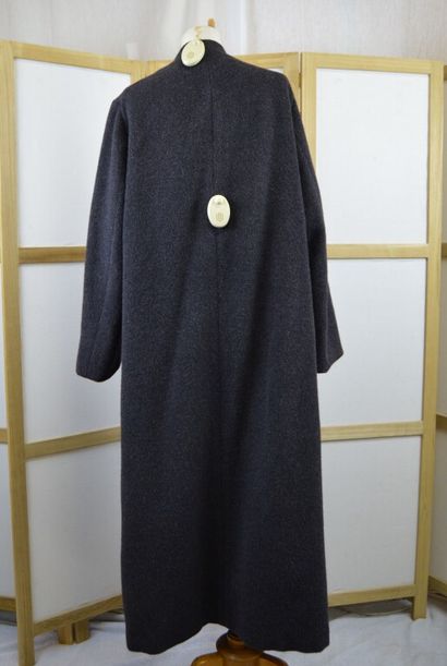 HERMES, Paris. 

Manteau châle long en lainage...
