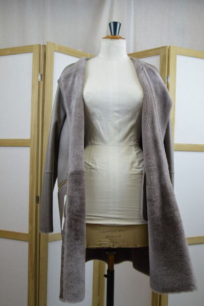 PAULE KA

Manteau long en peau lainé taupe...