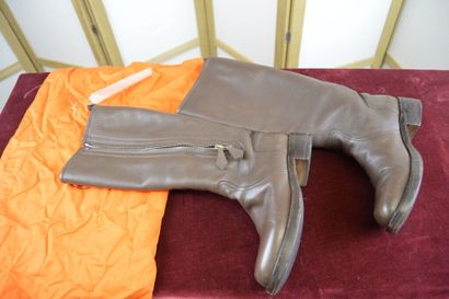 HERMES

Paire de bottes plates en cuir grainé...
