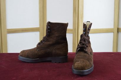 
CHANEL




Paire de bottines en daim chocolat...