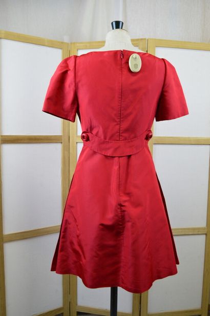 PRADA. 

Robe manches ballon en soie rouge,...