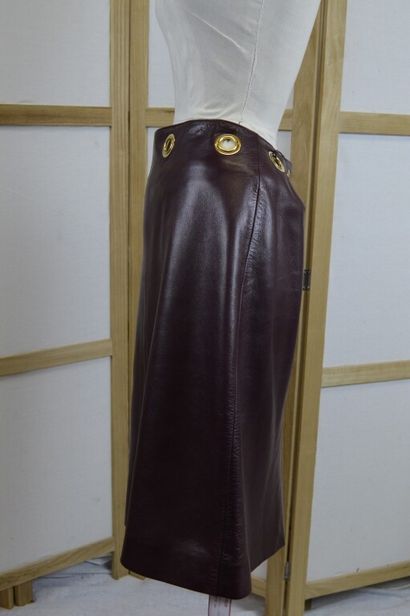 CELINE

Jupe droite en cuir prune avec oeillets.

On...