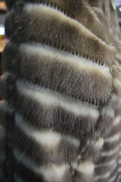 ZILLI

Manteau ¾ à bandes de vison crème...
