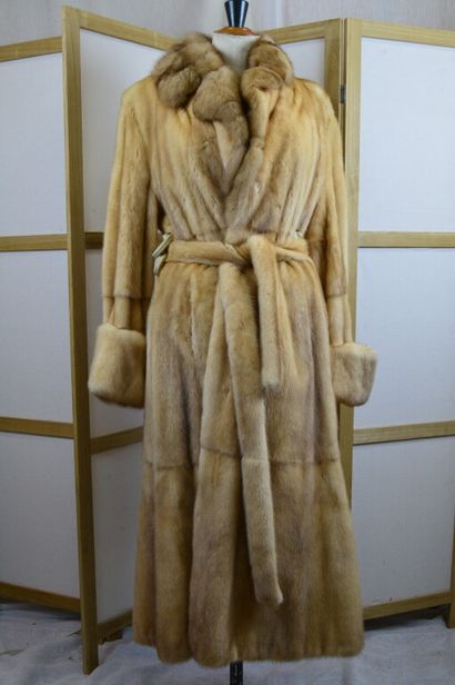 SAM-ROME

Manteau long en vison crème avec...