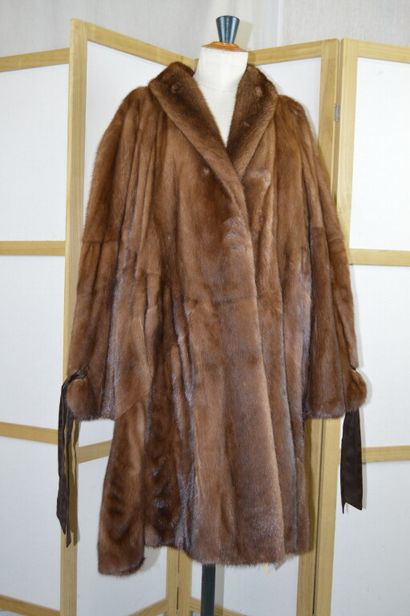 SAGAMINK

Manteau long en vison lunaraine

Pas...