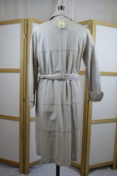LOUIS VUITTON

Trench en cuir d'agneau beige

Taille...