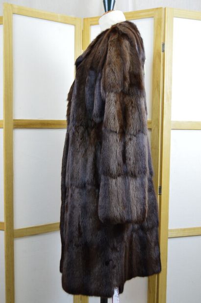 SPRUNG FRERES 

Manteau de fourrure marron...