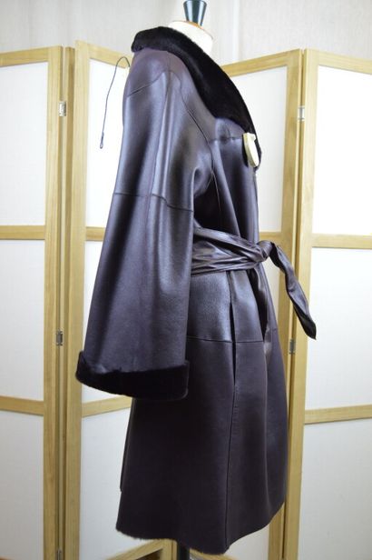 PAULE KA 

Manteau long en peau lainé aubergine...