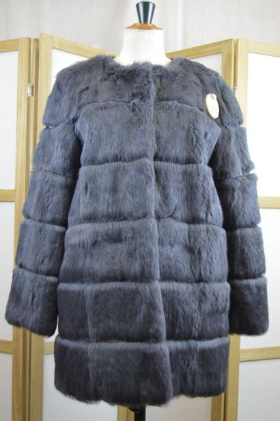 MAX ET MOI

Manteau en lapin gris, rayures...
