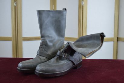 HERMES

Bottes courtes d'homme en cuir vieilli...
