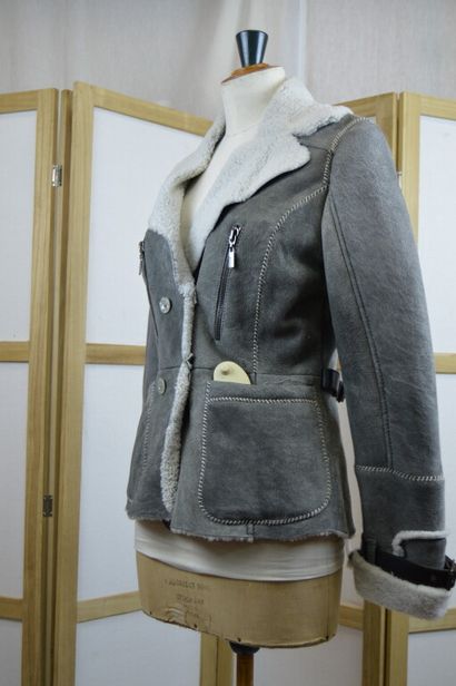 ROBERTO CAVALLI 

Veste en peau lainé grise...