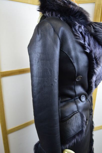 GUCCI

Manteau long en peau lainé noir. 

Taille...