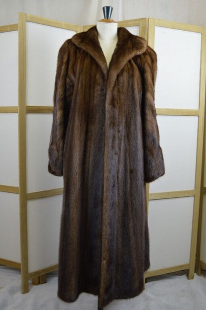 SAGA MINK

Manteau long en vison marron lunaraine....