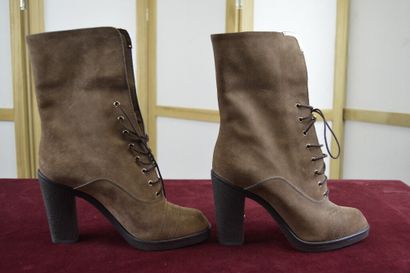 LOUIS VUITTON

Paire de bottines à lacets...