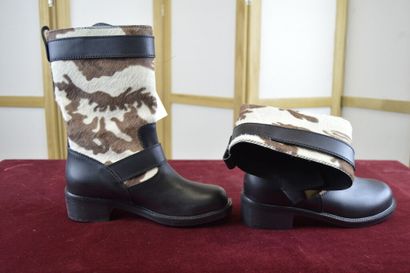 ZANOTTI

Paire de bottines en cuir noir à...