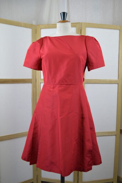 PRADA. 

Robe manches ballon en soie rouge,...