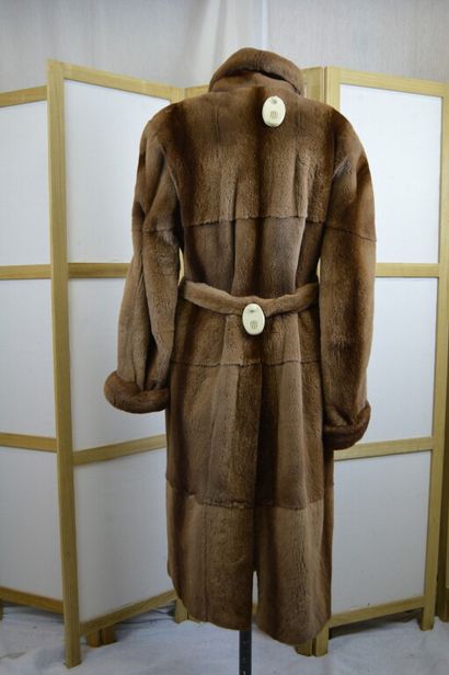 ROGER GERKO, Paris 

Manteau long en vison...