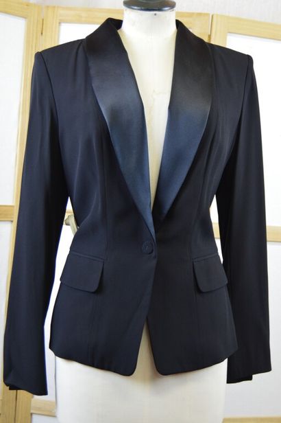 YVES SAINT LAURENT. 

Veste de smoking en...