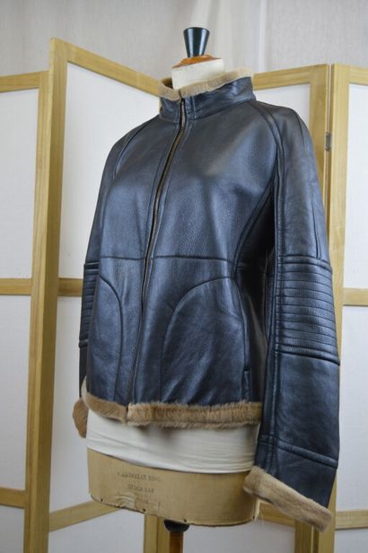 MARCO BALDASSI

Veste en peau lainée noire,...