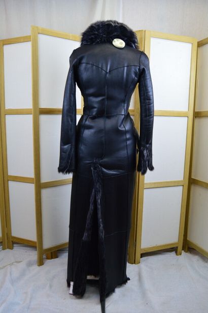 GUCCI

Manteau long en peau lainé noir. 

Taille...