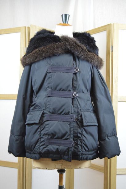 LOUIS VUITTON PARIS

Doudoune courte en nylon...