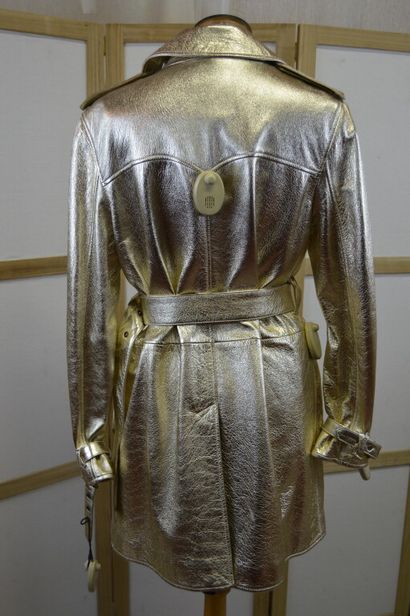 SAINT LAURENT, Paris. 

Trench en cuir doré....